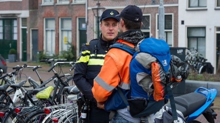 Enschede - Politie zoekt getuige van beroving in de Knibbelbrugsteeg